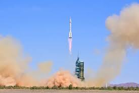 الصين  تعن أنها سترسل الثلاثاء أول رائد فضاء مدني إلى الفضاء
